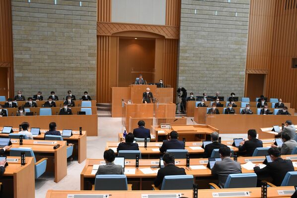 県立美術館、図書館の新築移転案を説明する福田知事（中央）＝２日午前、県議会本会議場