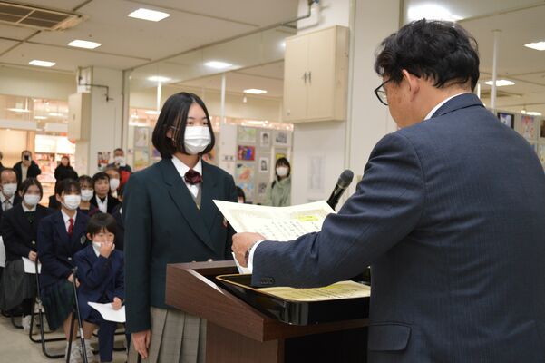 上位入賞者らに表彰状などが贈られた表彰式＝２２日午後、宇都宮市インターパーク６丁目