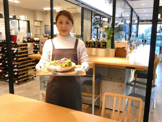 販売家具の使い心地を確かめながら食事が楽しめる