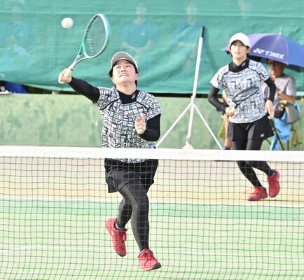 ソフトテニス女子団体決勝　白鴎足利の阿久津がボレーで得点する。右奥は螺良＝栃木市総合運動公園テニスコート、加藤竜矢撮影