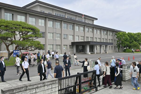 判決公判の傍聴整理券を求める人が集まった宇都宮地裁＝30日午後０時20分、宇都宮市小幡１丁目
