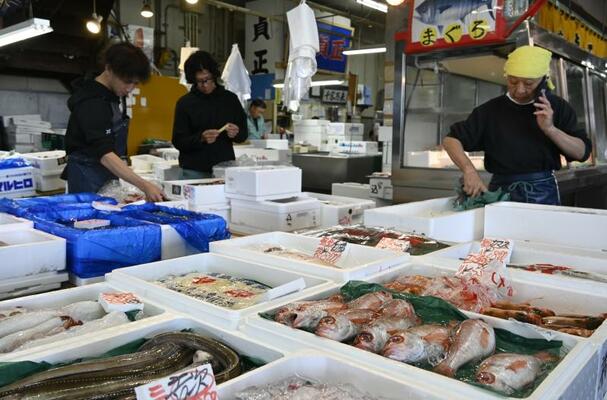 水産仲卸業者の店頭に並ぶ鮮魚
