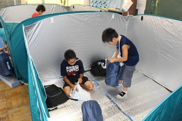 網戸、乙女、下生井の３小学校が合同で実施した防災宿泊学習＝2016年、網戸小