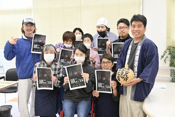 原田さん（左端）、飯田さん（右端）とトイレットペーパーズのメンバーや支援者ら