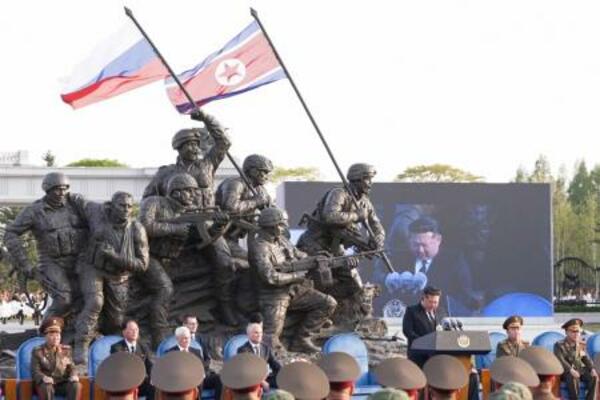 　２６日、平壌で「海外軍事作戦戦闘偉勲記念館」の完工式に参加した金正恩朝鮮労働党総書記ら（ロシア下院提供・タス＝共同）