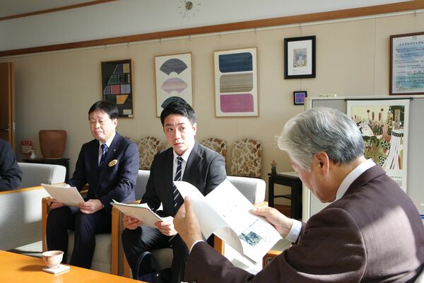 福田知事（右）に受賞を報告する小笠原主任（中央）＝２日午前、県庁