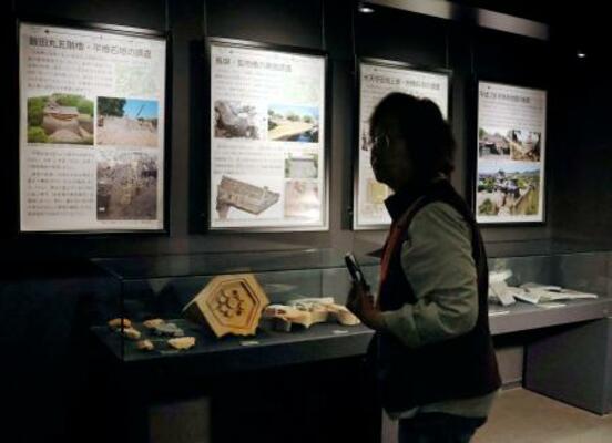 　熊本城天守閣で始まった復旧工事に伴う文化財調査のパネル展＝３０日午前、熊本市