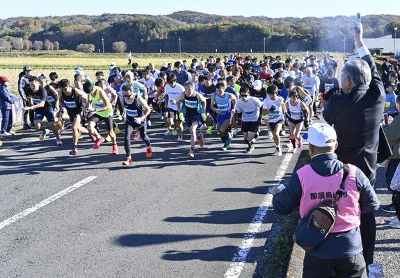 号砲とともに走り出す出場者ら