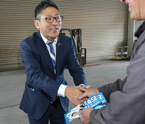 解散後に支援を呼びかける石坂氏＝23日午後、下野市内