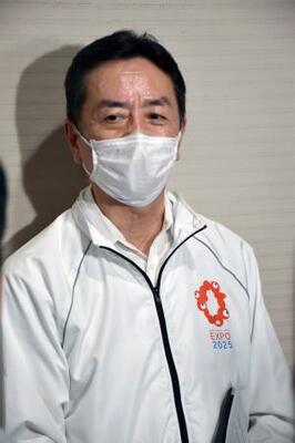 記者団の取材に応じる、大阪維新の会市議団の竹下隆幹事長=26日午後、大阪市役所