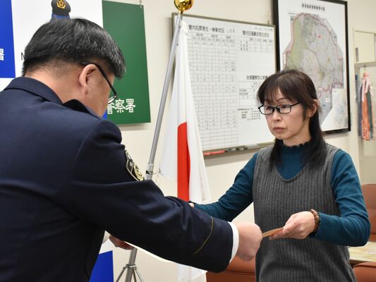 感謝状を受け取る上野さん（右）