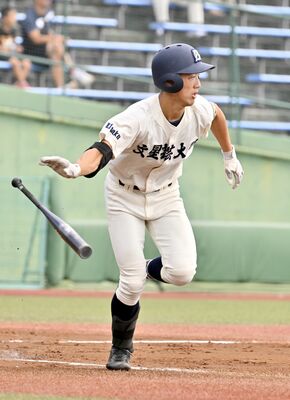 ３回、文星付の弓野が先制の適時打を放つ＝清原球場