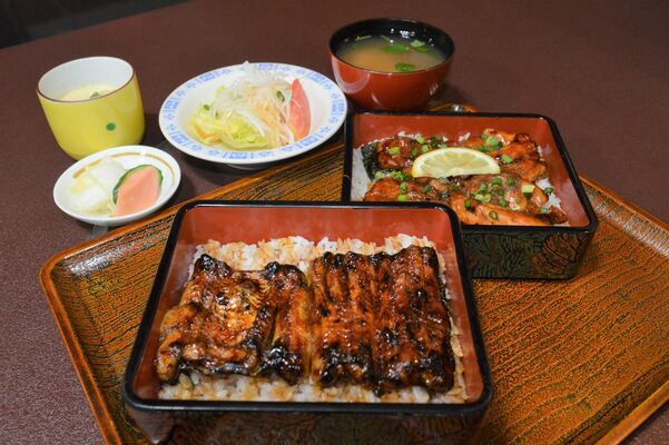 香ばしいタレの匂いが食欲をそそる「うな重」（手前）と「とり重」