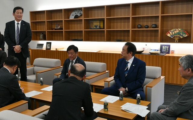 浅野小山市長（右）にあいさつする山下新監督（左）