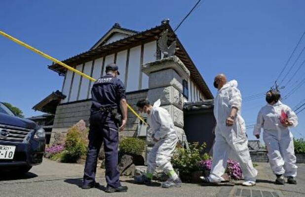 強盗殺人事件の現場に入る捜査関係者=17日、栃木県上三川町