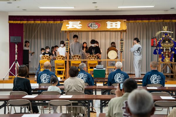 記念式典でお囃子を披露する子どもたち（長田子どもお囃子会提供）