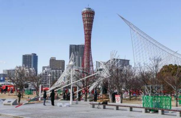 一部が倒れた「神戸ルミナリエ」の作品=11日午前11時44分、神戸市中央区のメリケンパーク