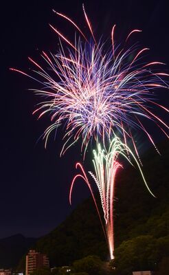 今年も始まった「百華繚乱花火」