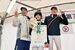 馬術１日目の競技で３人が優勝に輝き、「１」のポーズを決める瀧田玲（中央）と広田龍馬（左）、思乃夫妻＝６日午後２時半、那須塩原市の地方競馬教養センター