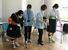 器具を装着し片まひを疑似体験する参加者＝20日午前、宇都宮市