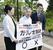 　衆院選の「１票の格差」訴訟の判決を受け、仙台高裁秋田支部前で「ガリレオ判決」などと書かれた紙を掲げる原告側の升永英俊弁護士（中央）ら＝５日午後