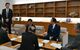 浅野小山市長（右）にあいさつする山下新監督（左）