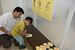 好きなキャラクターを選んで投票用紙に記入する子ども