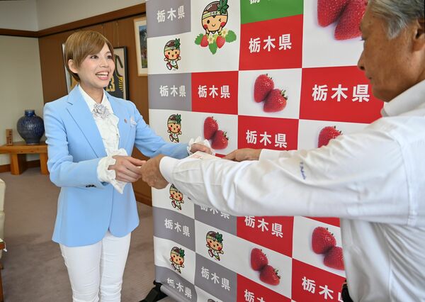 委嘱状を受け取る青蘭さん(左)=6日午前、県庁