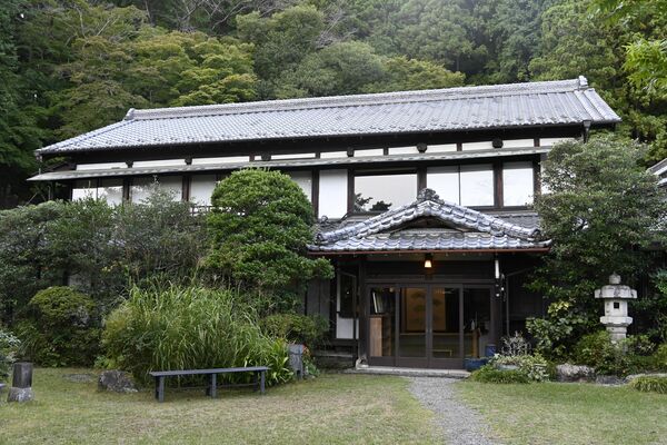 木々に囲まれてたたずむ巌華園の主屋