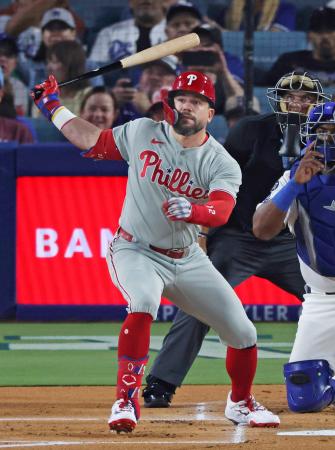 ドジャース戦の1回、53号ソロを放つフィリーズのシュワバー=ロサンゼルス(共同)