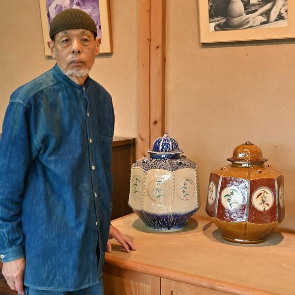 並ぶは傘寿記念で100点 明石庄作陶芸展、益子のギャラリー緑陶里で