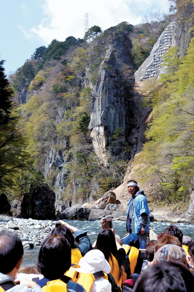 壮大な楯岩をバックに船頭さんの軽快トークで和やかなライン下り