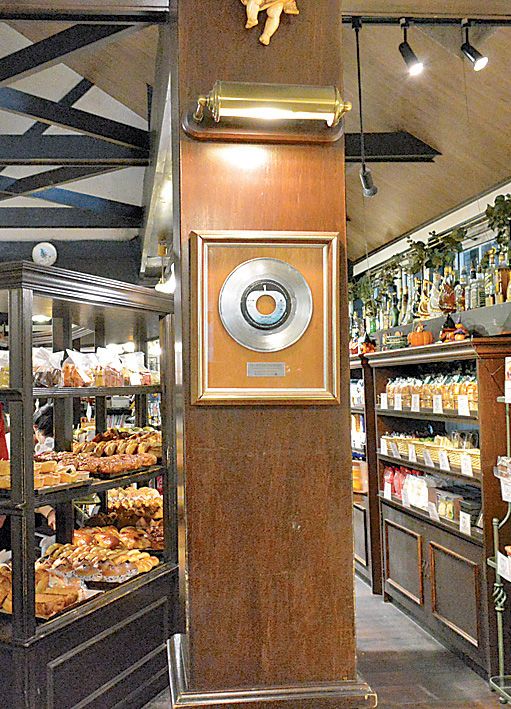 さまざまなビートルズコレクションが展示された店内