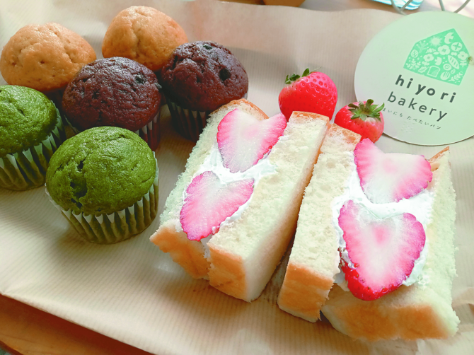 県産イチゴを挟んだ「いちごのフルーツサンド」（右）と「3種のマフィン」