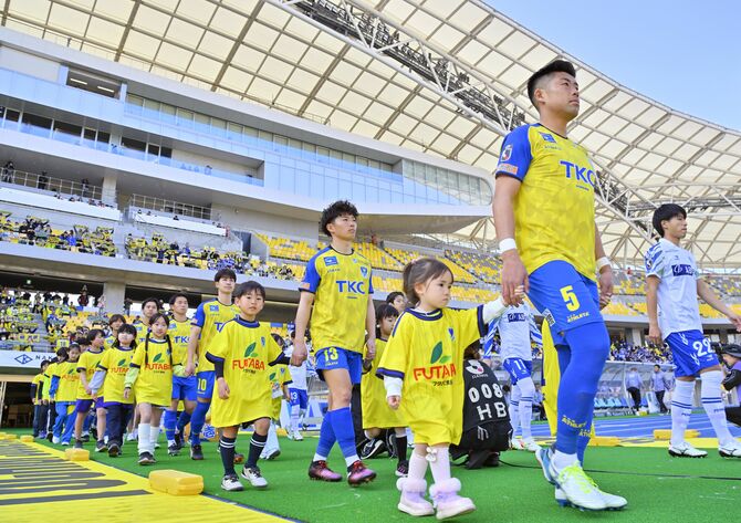 Ｊ２・Ｊ３百年構想リーグに臨み、ピッチに入る栃木ＳＣの選手たち＝15日午後２時、カンセキスタジアムとちぎ、磯真奈美撮影