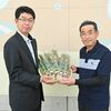 暑い夏“ニラ”み給食用に30キロ　上三川　農園経営 津野田さん寄贈