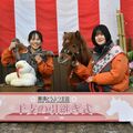 馬力全開、ひづめ跡残す新年に　那須どうぶつ王国で干支の引き継ぎ式　「巳」から「午」へ