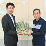 暑い夏“ニラ”み給食用に30キロ　上三川　農園経営 津野田さん寄贈