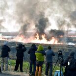 春を呼ぶ真っ赤な炎と黒煙　渡良瀬遊水地で恒例のヨシ焼き　2200人見学…