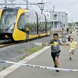 LRT開業１周年イベント、催し多彩で親子ら満喫　トークショーや車両と綱引きも