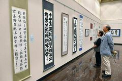 会派超えて８２点 高校生の実演も