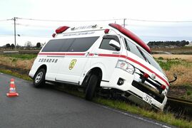 救急搬送中の救急車が単独事故　下野の市道　乗車の６人にけがなし