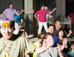 ピンクの「とち介」ポロシャツに身を包み踊る大川市長＝６日夜、栃木市