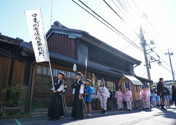 例幣使街道を歩く児童