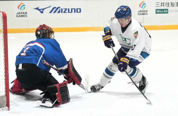 第２ピリオド14分56秒、本県のＦＷ寺内がペナルティーショットを決める＝テクノルアイスパーク八戸