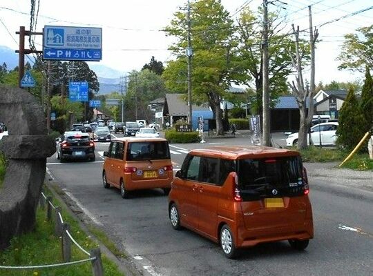 道の駅「那須高原友愛の森」周辺の那須街道。幅員が狭く電柱も林立している（県提供、画像は一部加工しています）