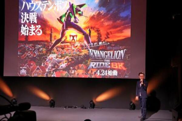 横浜市で開催中のエヴァのフェスイベントで新施設の説明をするハウステンボスの高村耕太郎社長=22日午後((C)カラー)