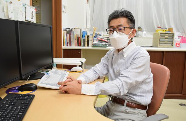オレンジドクターの依田院長。「気になる症状があれば早い段階で受診してほしい」と強調する＝９月、宇都宮市桜２丁目