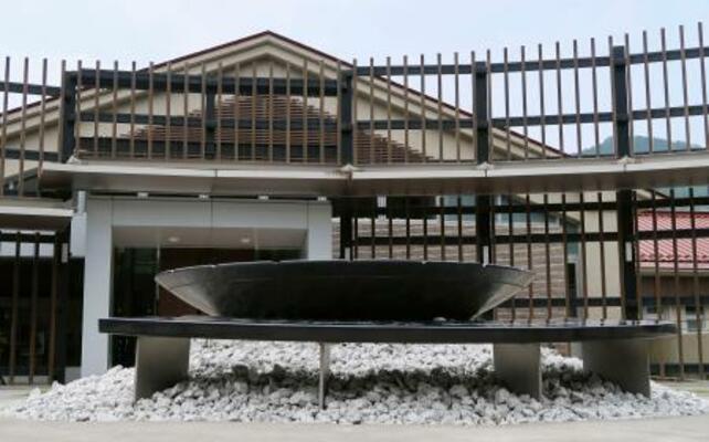 新たに犠牲者の名前が刻まれた「津久井やまゆり園」の献花台=16日午前、相模原市緑区