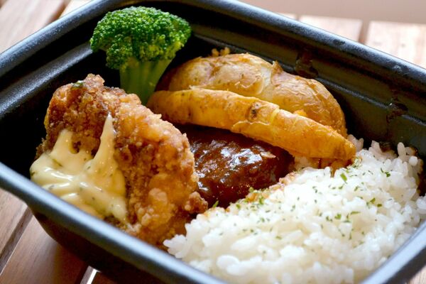 ご飯が進むおかずが載った特選弁当